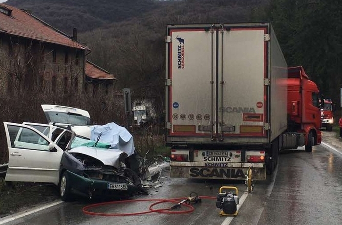 Мъж пострада в челна катастрофа между кола и камион във