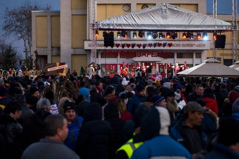 Празникът на любовта и виното събра стотици хора на градския