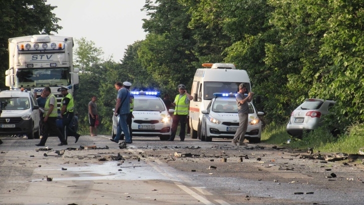 Пътник пострада в катастрофа между бус и кола на Е 79