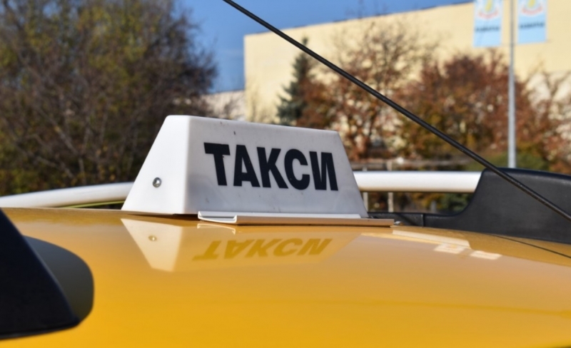 Разбиха такси в Монтана, откраднали портмоне с документи и 1000 лева