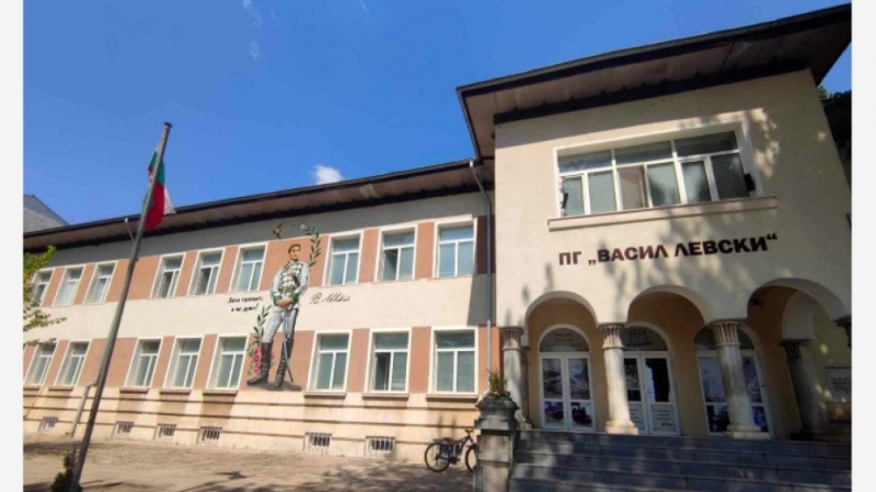6-метрово изображение на Левски ще краси мездренско училище