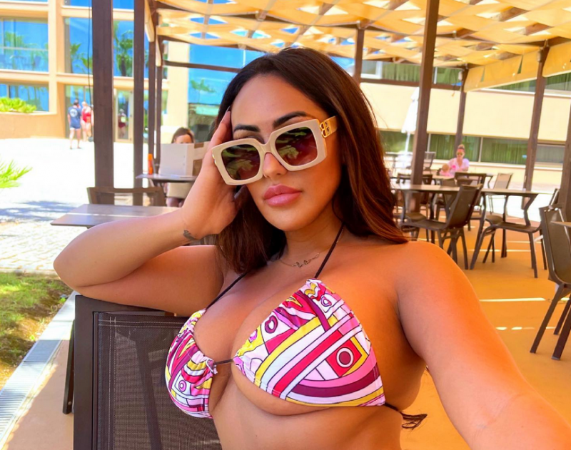 Британската телевизионна звезда Софи Касаи показа фигура в ярки бански Daily