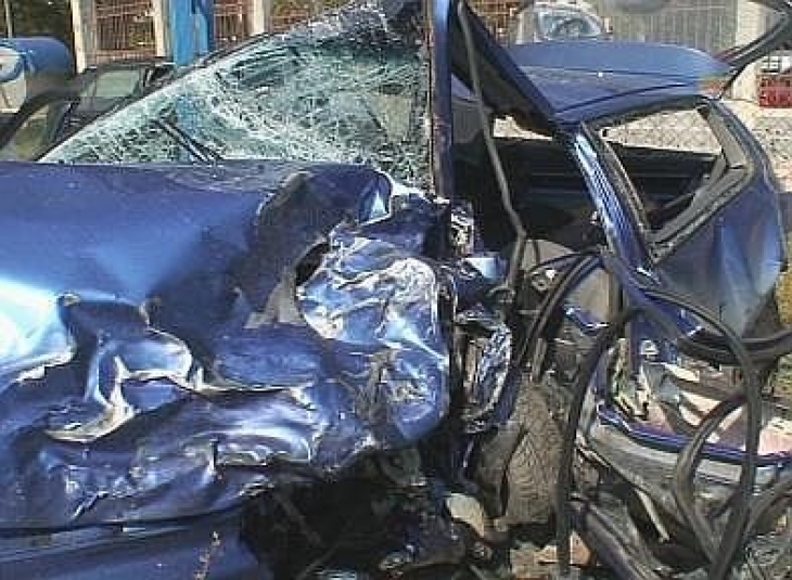 Жестока катастрофа между автомобил и ТИР е станал на пътя