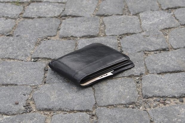 Полицаи от Враца заловиха светкавично крадец отмъкнал портмоне от автомивка