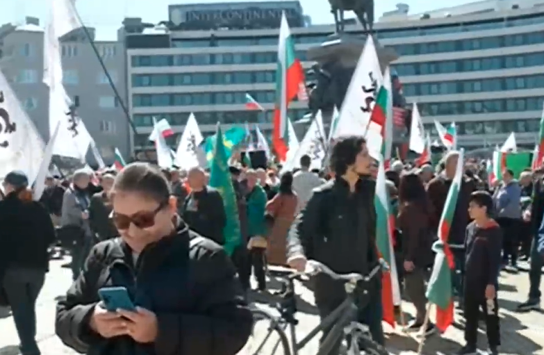 Два протеста се провеждат пред парламента в момента На първия