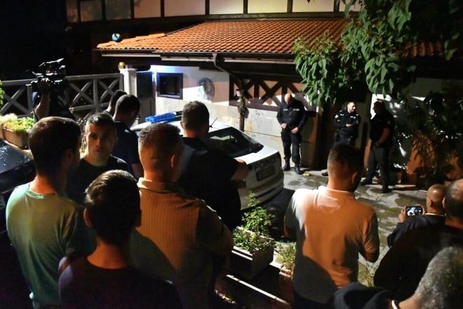 Четвърти ден продължава недоволството пред сараите