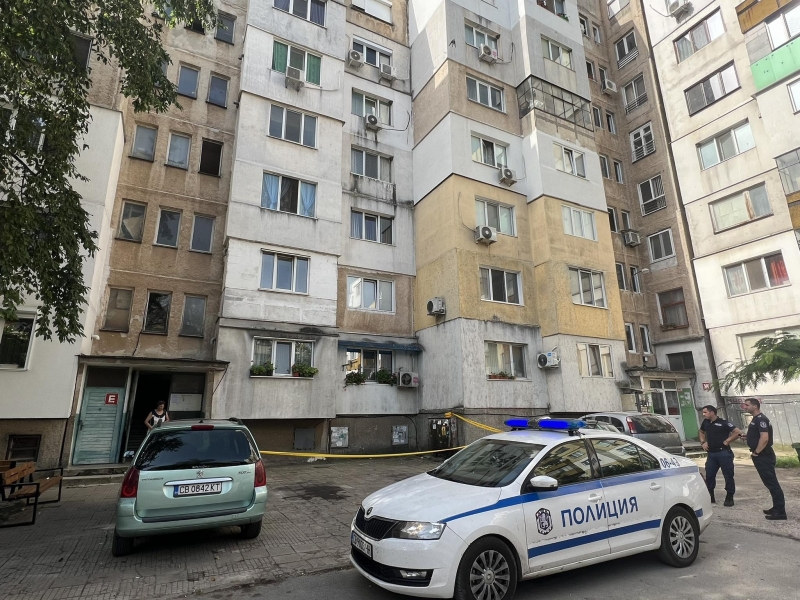 Ужасяващ инцидент! Дете падна от третия етаж на дома си във Враца, линейка лети към болницата /снимки/
