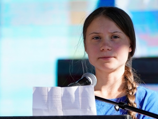 Испанските власти предложиха на 16 годишната шведска екоактивистка Грета Тунберг да