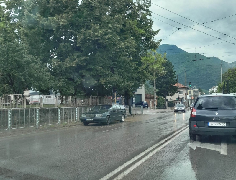 Арестуваха дрогиран шофьор във Враца, колата му затруднява трафика /снимка/