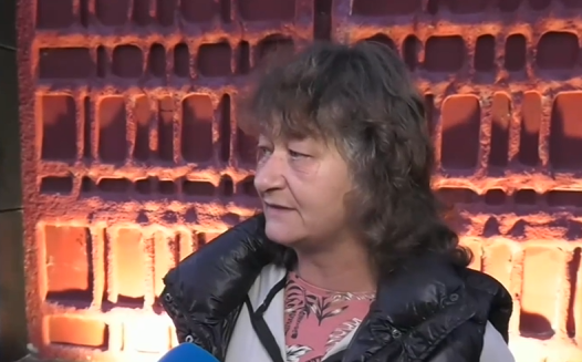 Младежи удрят и се подиграват на психично неуравновесен мъж от