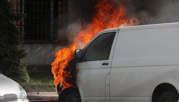 Посред бял ден: Бус пламна и изгоря в Монтанско