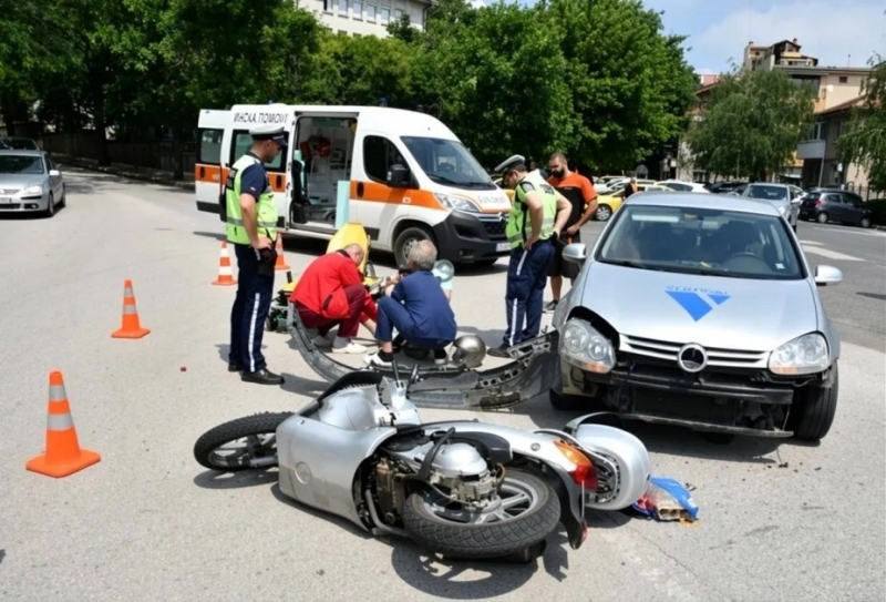 Секунда невнимание! Момче със скутер се заби в кола на кръстовище в Монтанско, ченгетата му го взеха