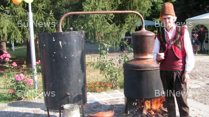 Отменят забраната за целогодишно варене на ракия