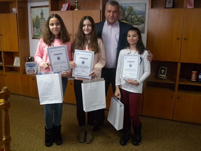Директорът на ОДМВР Монтана ст. комисар Ивайло Антонов награди 12-годишните