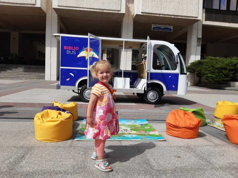 Електрически библиобус радва читателите на видинската библиотека В първия учебен ден