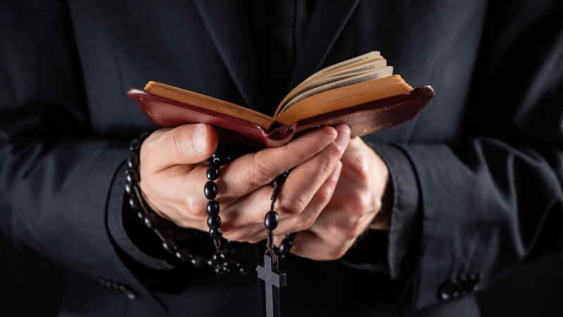 45 годишен свещеник беше арестуван на междуградската автогара в Лариса снощи