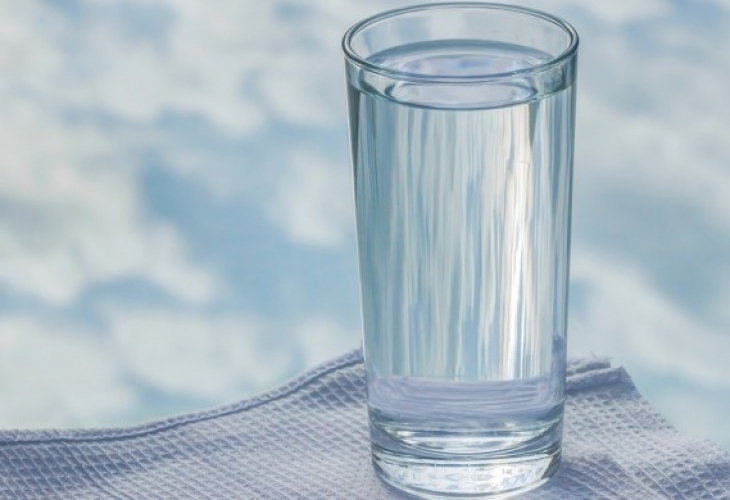 Никога не оставяйте чаша вода до леглото си, вижте какво ще стане