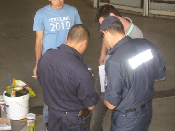 Полицията е заловила футболни запалянковци които вчера драскали по фасадата