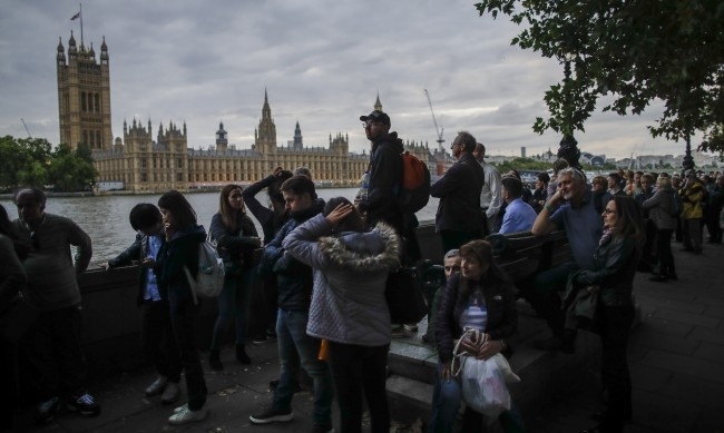 Втора поредна нощ опашка от хора чакащи да се поклонят