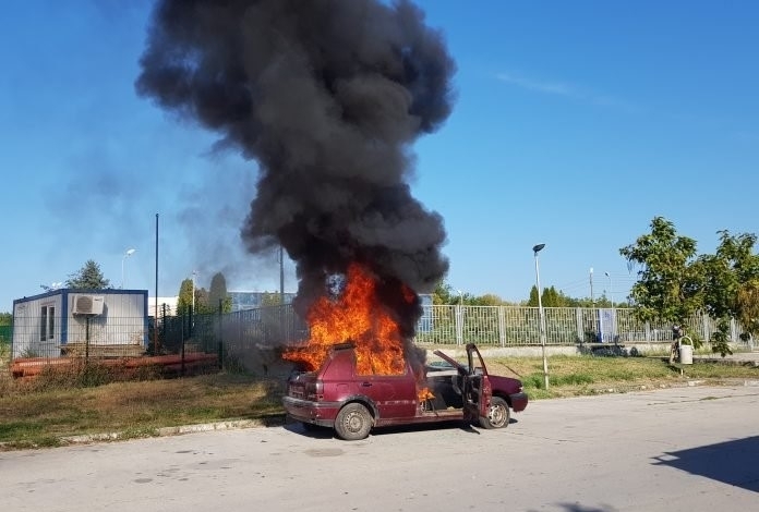 В Козлодуй запалиха нарочно кола, за да покажат как се гаси /снимки/