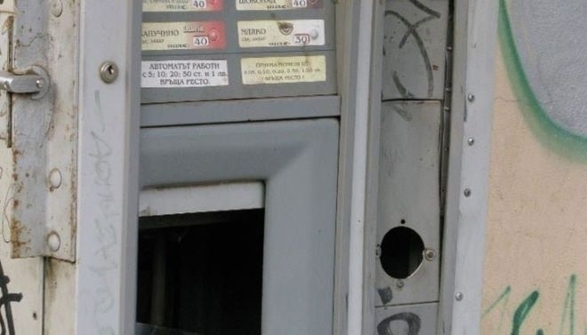 Двама разбиха и обраха вендинг машина във Врачанско, хванаха ги