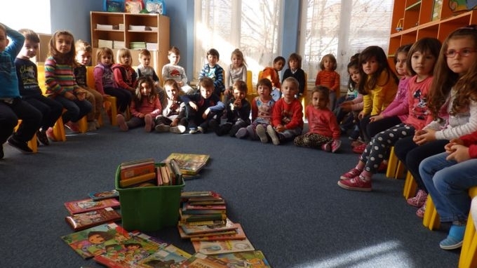 Разказвачът на приказки среща възпитаници на монтански детски градини и