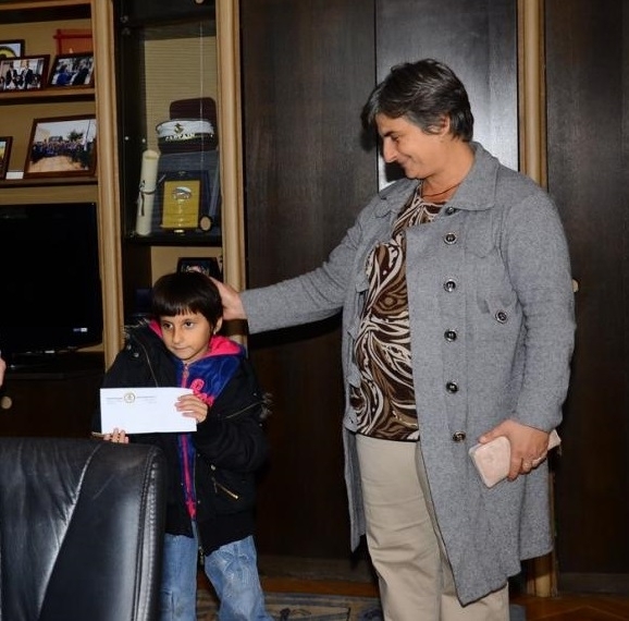 Първокласничката Лорета Цветанова от село Новоселци има изкривяване на гръбначния