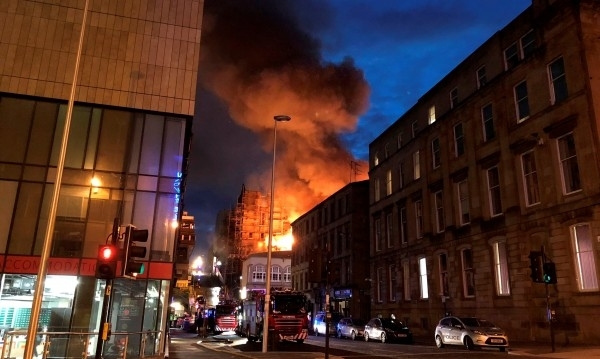 Британското правителство обеща подкрепа след като пожар в Глазгоу погълна