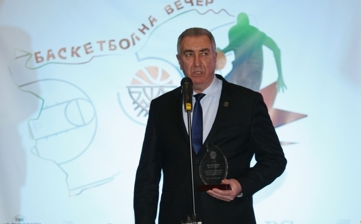 Плакетите в израз на признателност за подкрепата и приноса към