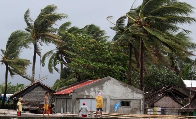 Тайфунът Камури удари сушата в централните Филипини в южния край