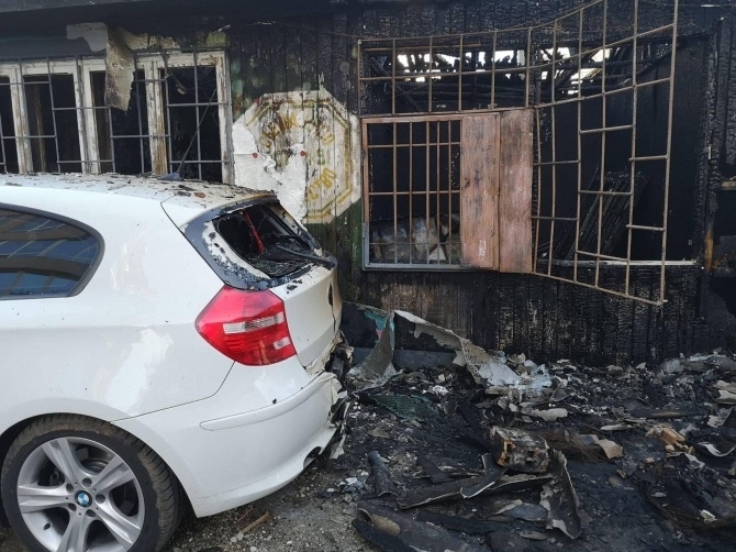 Пожар е възникнал и унищожил изоставен магазин на ул Ивайло