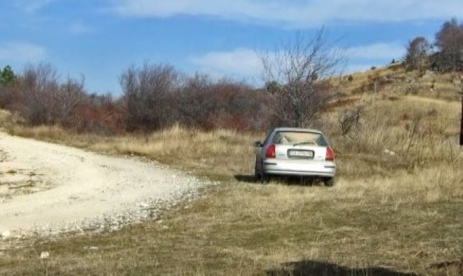 Бандит открадна автомобил в Монтанско заряза го в лозята съобщиха