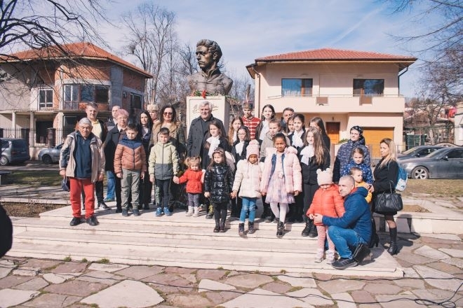 С поклонение пред бюст паметника на Васил Левски на 19 февруари