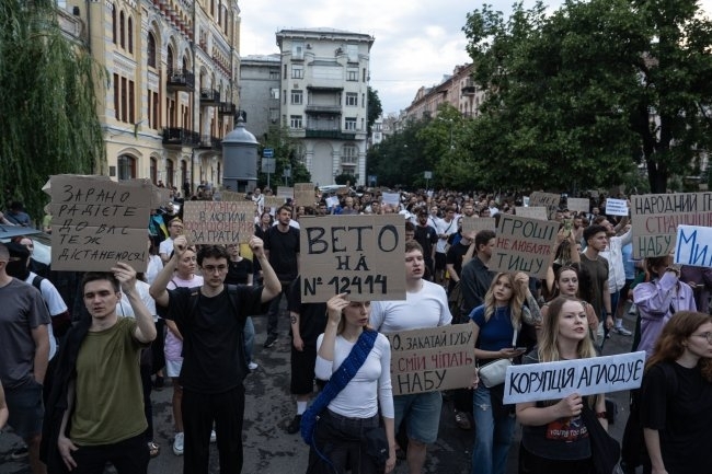Първа голяма антиправителствена демонстрация в Киев от началото на войната
