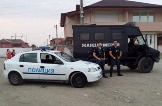 Полиция и жандармерия нахлуха в циганската махала в Монтана, има арестуван