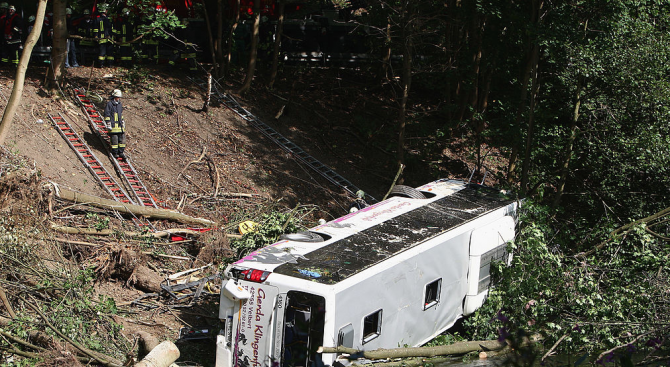 Най малко 23 ма души загинаха и още 30 пострадаха снощи след като