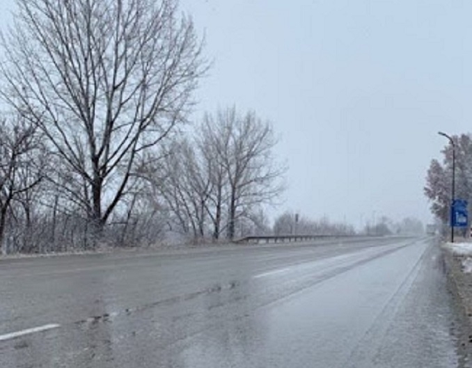 Слаб сняг вали във Видинска област пътните настилки са мокри