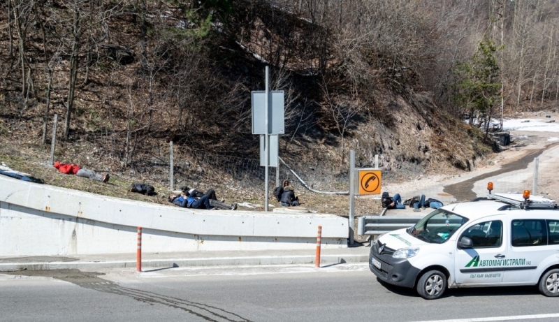 Група нелегални мигранти е заловена докато се лутала по магистрала