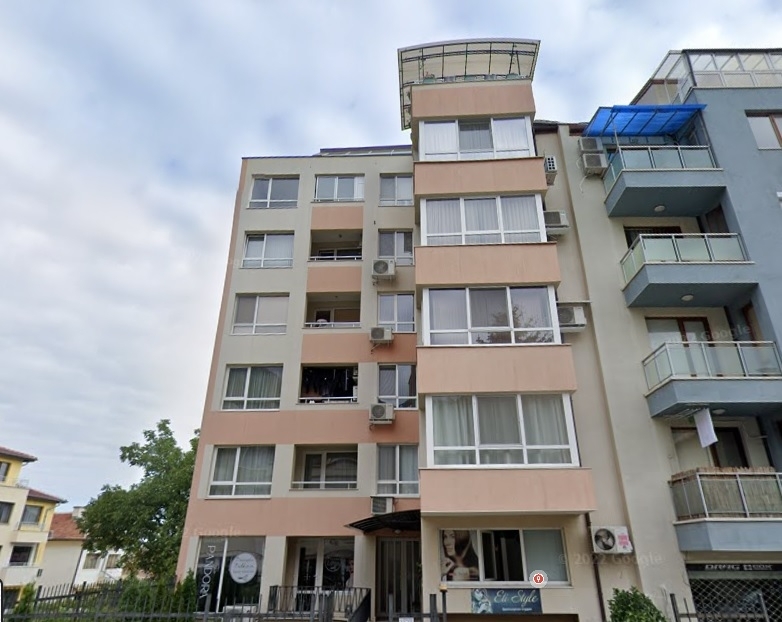 Жилищен блок във Враца впечатлява с приятна визия и атмосфера