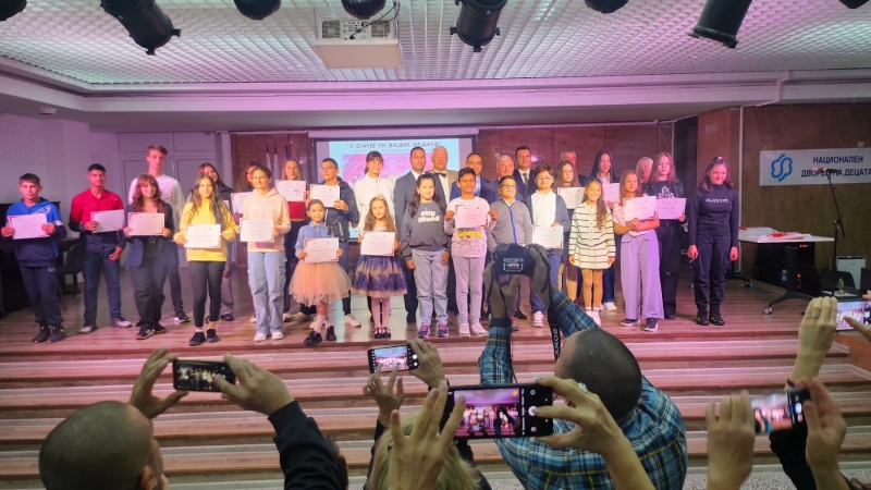 Рисунките на Виктория Славчева от Видин и Александра Николова от