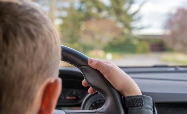 Вчера посред нощ 15 годишно момче блъсна възрастен мъж пред дома