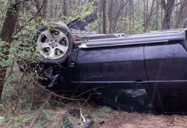 Шофьор оцеля по чудо след като се търкаля през таван