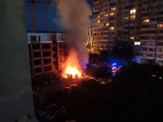 Пожар лумна на паркинг в Монтана съобщиха от МВР Към