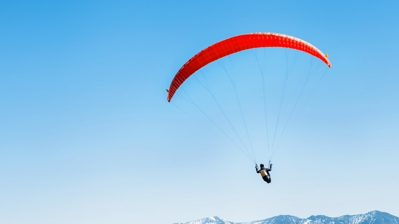 Жена на 102 г стана най възрастният парашутист в света след