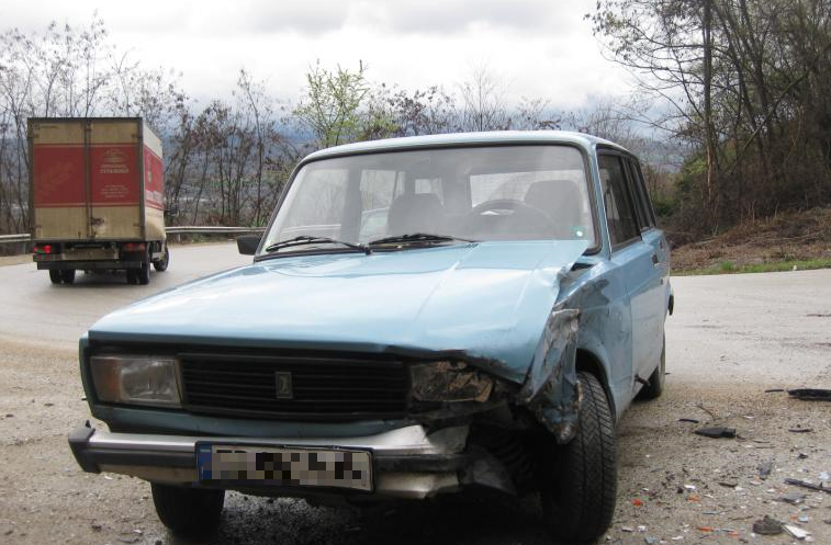 Младеж се заби с Лада с фалшиви номера в ограда