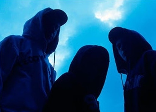 Трима мъже с качулки са нападнали и ограбили жител на