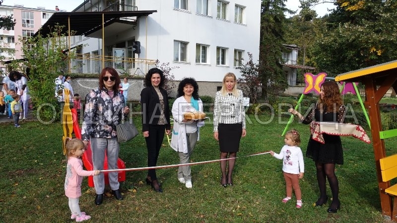 Днес бе откриването на обновения кът за игра в Детска