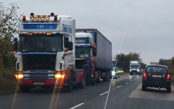 Внимание, шофьори! Закъсал ТИР затруднява трафика на Е-79 между Враца и Монтана /снимки/
