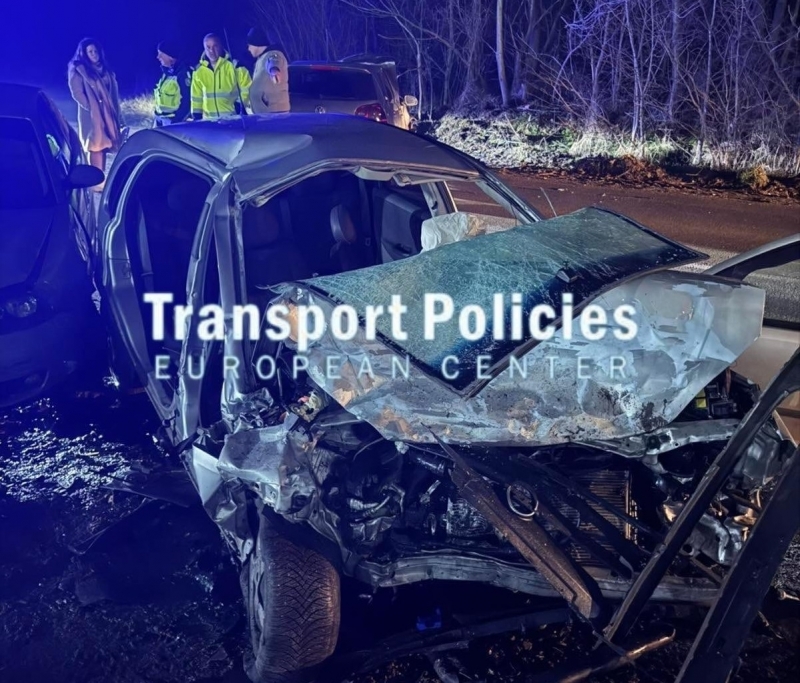 Млад мъж загина а четирима са ранени при тежка катастрофа