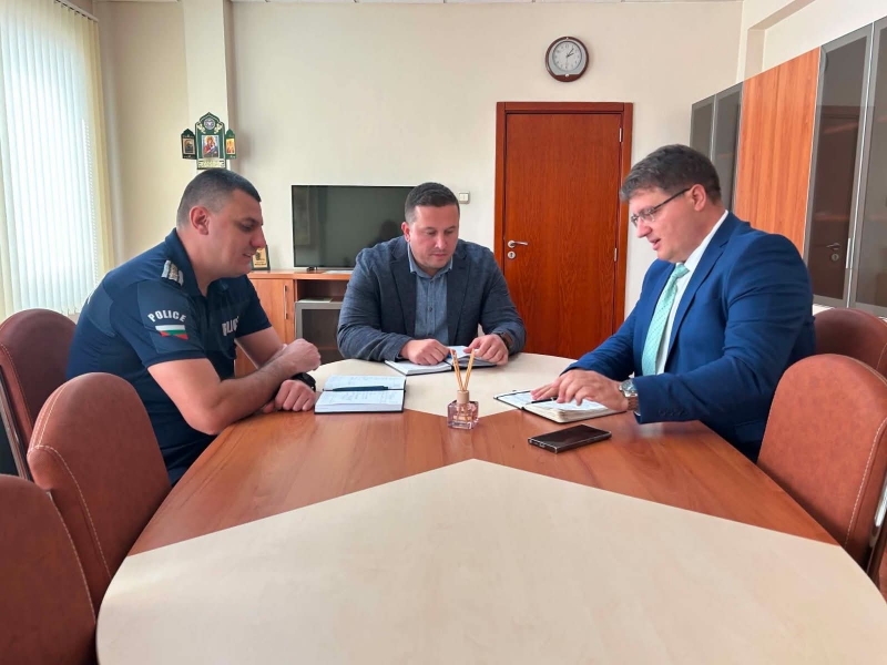 Областният управител Росен Михайлов проведе първа работна среща с новия директор на МВР-Враца Александър Цветанов /снимка/